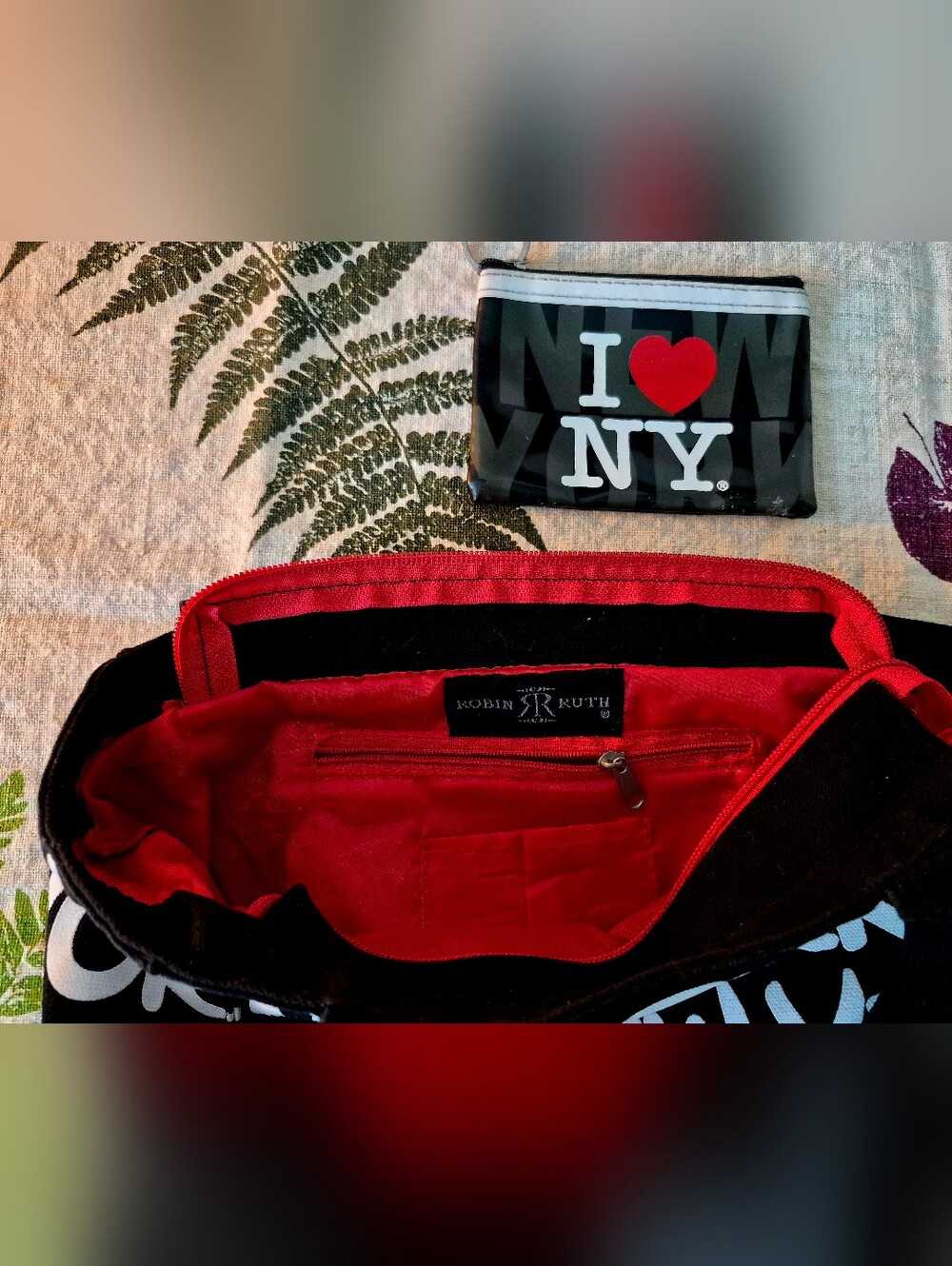 Robin Ruth Blk/Wht/Red New York Graphic Tote w/Coin Purse - Picture 3 of 9